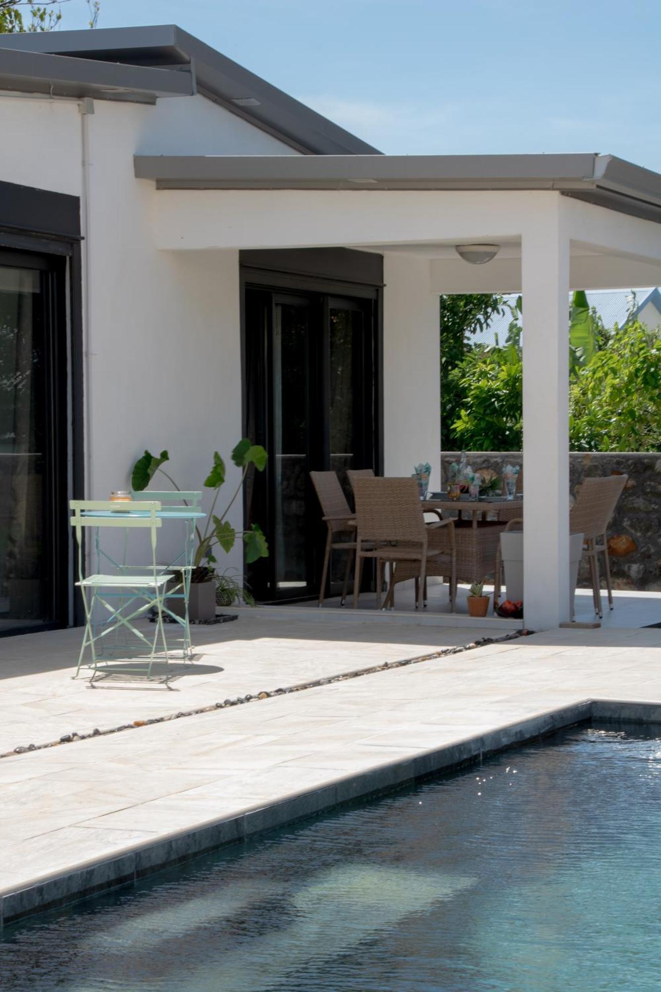 Le Beau Vallon 1- Jacuzzi Privatif Et Piscine Chauffee Partagee Saint Benoit Exterior photo